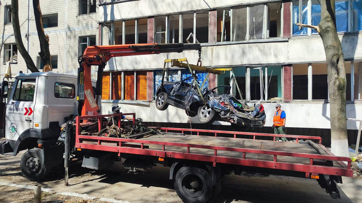 Два райони Києва очистили від покинутих авто: скільки машин ще залишилося прибрати