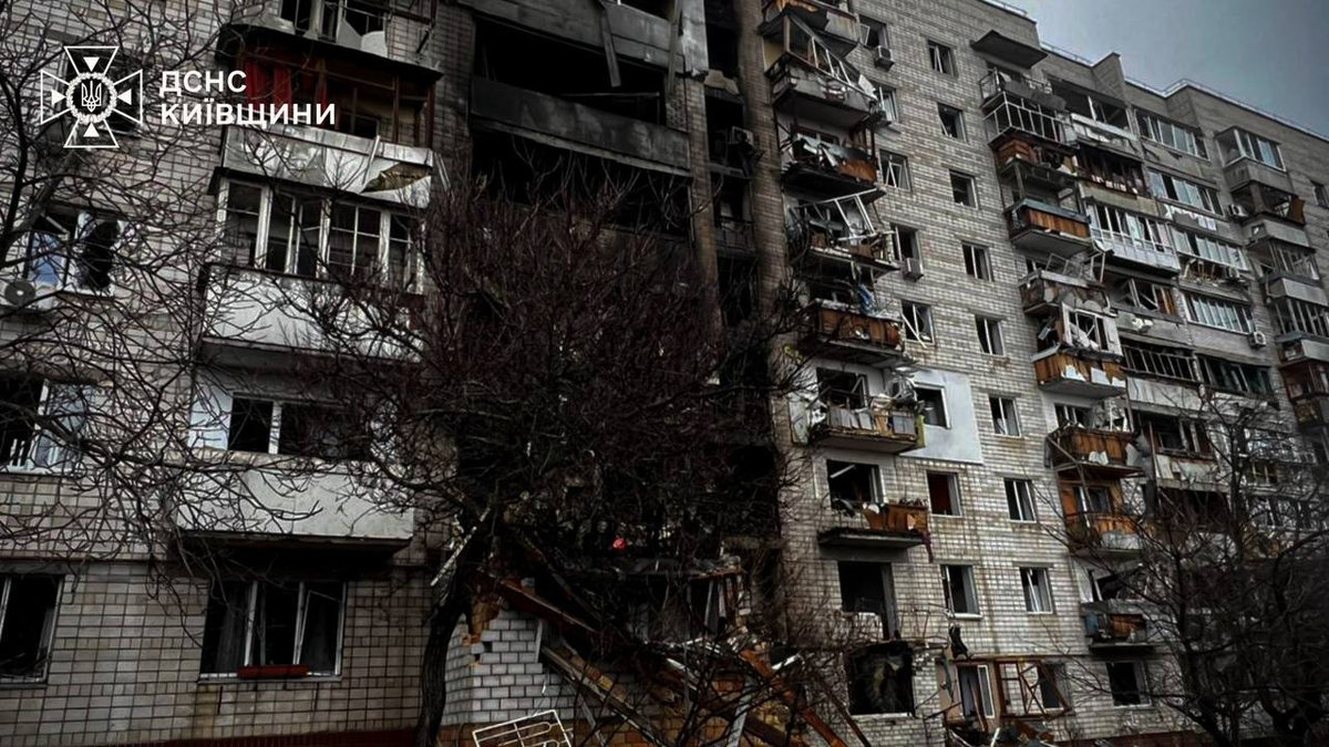 Рятувальники показали, як виглядає пошкоджений обстрілом будинок у Вишгороді: фото, відео