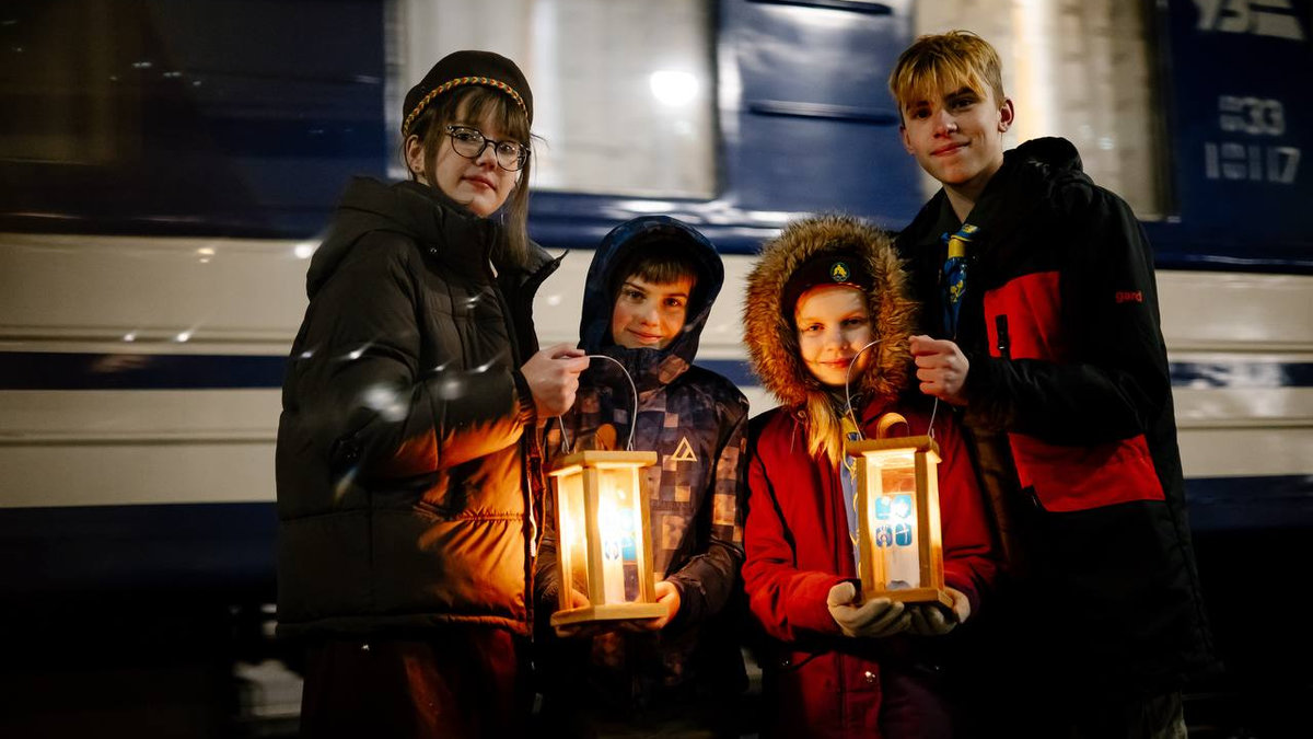 До Києва прибув Вифлеємський вогонь миру: фото