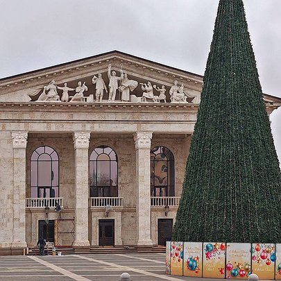 Окупанти почали продавати квитки в Маріупольський драмтеатр, який знищили у 2022 році - 412x412