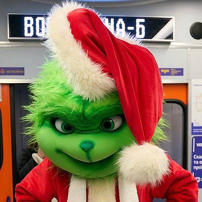 Столичною електричкою проїхався Грінч: фото - 412x412
