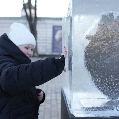 На Софійській площі встановили серце у крижаній брилі, з якого лунає музика: фото - 412x412