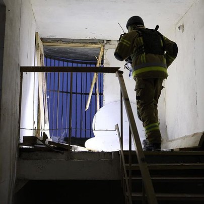 Обстріл Києва 15 січня: пошкоджено багатоповерхівку - 412x412