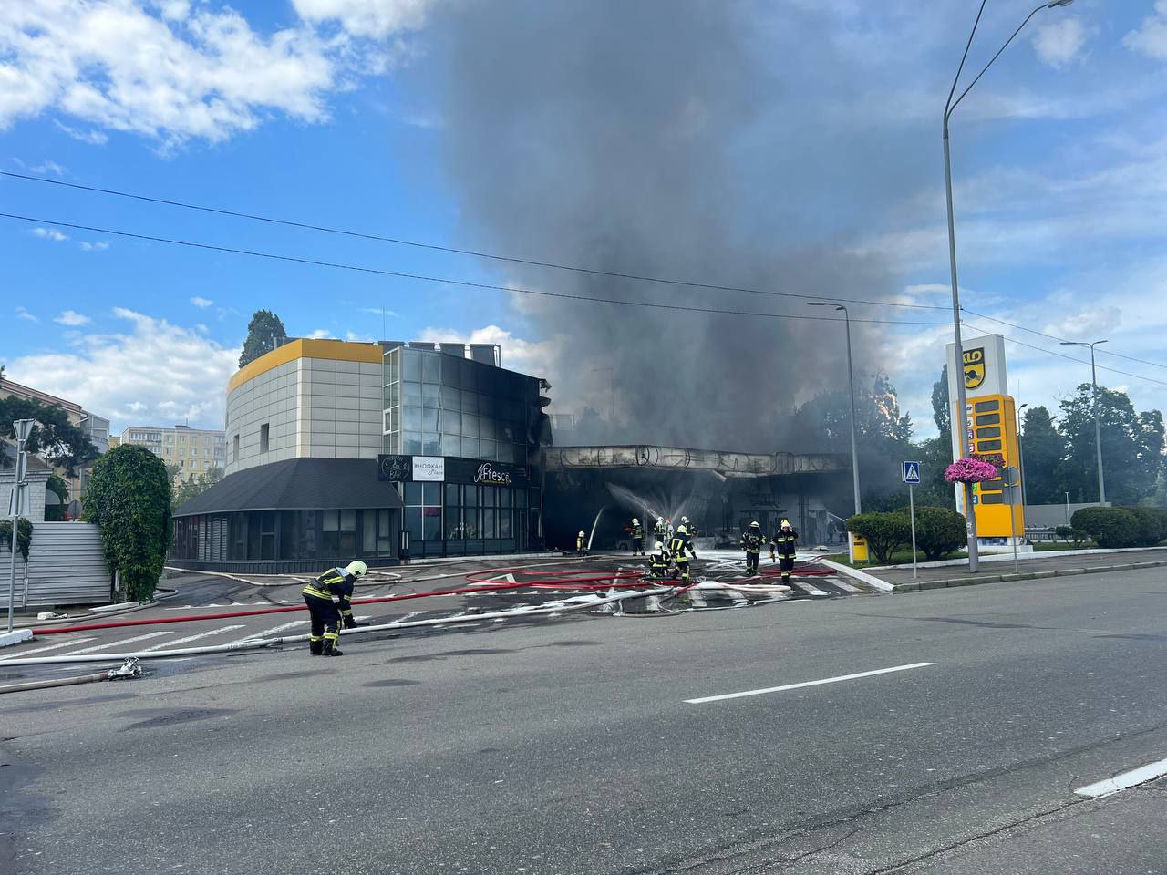 У Києві на Броварському проспекті сталася масштабна пожежа на АЗС