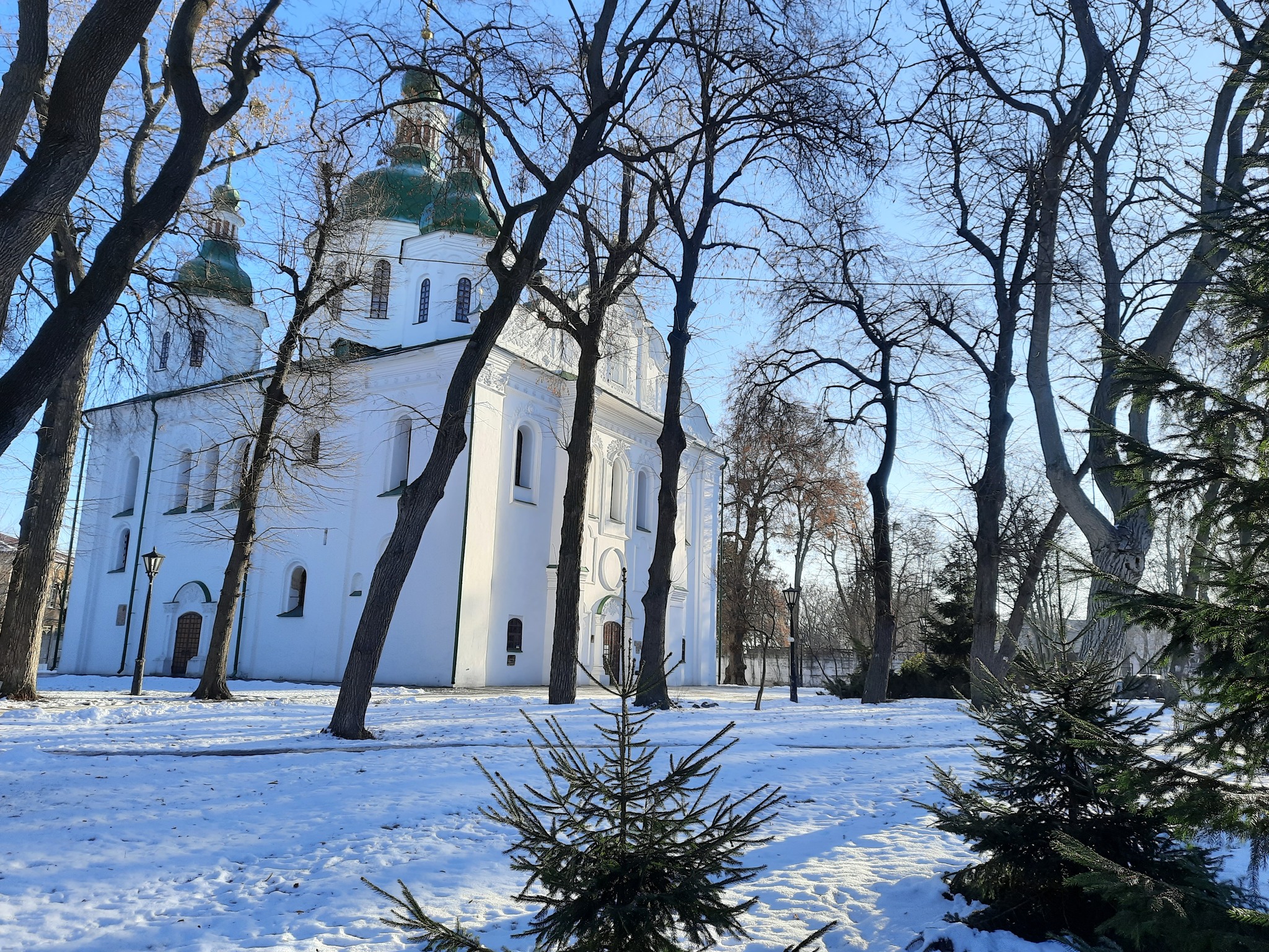 На фасаді Кирилівської церкви встановили колись втрачені реліквії