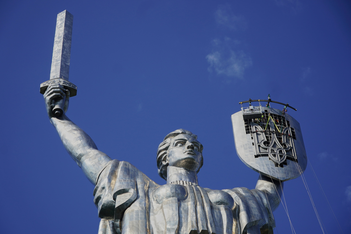 На щит Батьківщини-Матері підняли тризуб - ексклюзивні фото